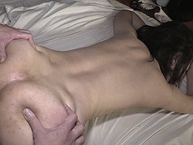 ［閲覧注意］輪姦レイプ映像 ノーカット無編集・婦女強姦犯罪記録 悶絶！クロロホルムとスタンガンで昏睡、媚薬で覚醒、熟れ肉ドマゾ妻は奴隷肉便器に成り果てる！　サンプル画像05